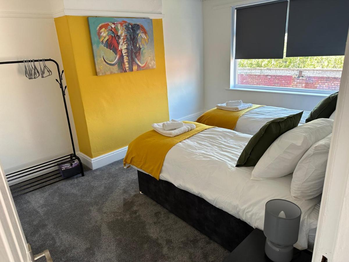 Special Rate For Bookings More Than 7 Nights, Warm Spacious Contractor House Near Liverpool City Centre Sleeps 8 Kitchen & Dining Room, Washing Machine 外观 照片