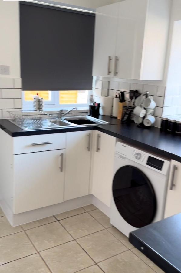 Special Rate For Bookings More Than 7 Nights, Warm Spacious Contractor House Near Liverpool City Centre Sleeps 8 Kitchen & Dining Room, Washing Machine 外观 照片