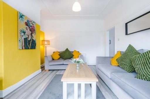 Special Rate For Bookings More Than 7 Nights, Warm Spacious Contractor House Near Liverpool City Centre Sleeps 8 Kitchen & Dining Room, Washing Machine 外观 照片