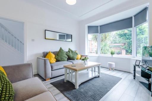 Special Rate For Bookings More Than 7 Nights, Warm Spacious Contractor House Near Liverpool City Centre Sleeps 8 Kitchen & Dining Room, Washing Machine 外观 照片