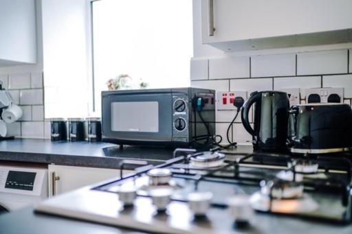 Special Rate For Bookings More Than 7 Nights, Warm Spacious Contractor House Near Liverpool City Centre Sleeps 8 Kitchen & Dining Room, Washing Machine 外观 照片